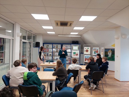 Učenci v knjižnici Dravograd