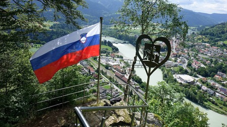 Slovenska zastava na razgledni točki Skala v Dravogradu