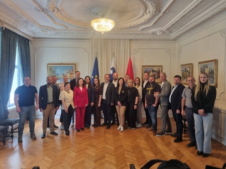 Delegacija skupaj z županom Antonom Preksavcem v dvorani Dvorca Bukovje