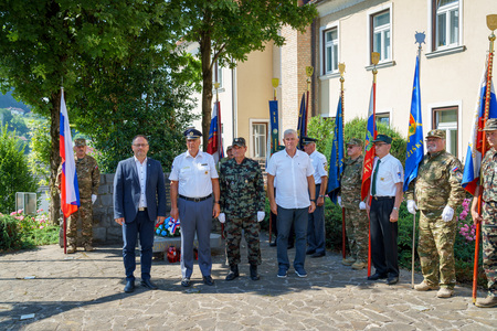 Predstavniki delegacij skupaj s praporščaki in županom