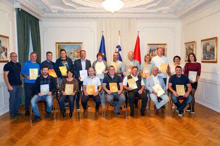 Člani Kimperkteatra skupaj z županom Antonom Preksavcem in Robertom Preglauom, vodjo JSKD OI Dravograd