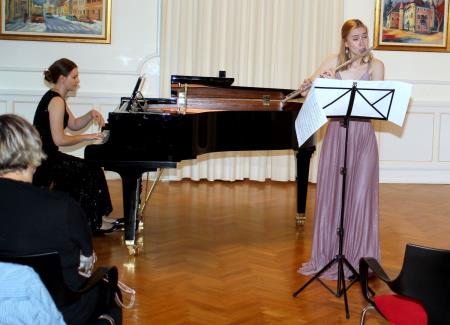 Flavtistka Ajda Mori in pianistka Neža Tovšak