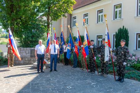 Polaganje cvetja pri občinski stavbi