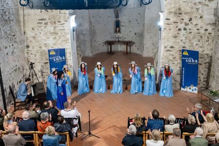 članice Mladinske zbora Cantabile iz Kišinjeva v Moldaviji 